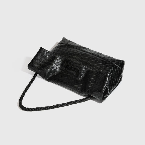 Große schwarze Schultertasche in geflochtener Lederoptik mit geflochtenem Tragegriff, Überschlagverschluss und verstellbarem Crossbody-Riemen, Detailansicht