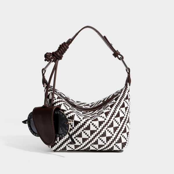Kleine gewebte Schultertasche mit geometrischem Schwarz-Weiß-Muster, glatter dunkelbrauner Einfassung in Lederoptik, geknotetem verstellbarem Riemen, seitlicher