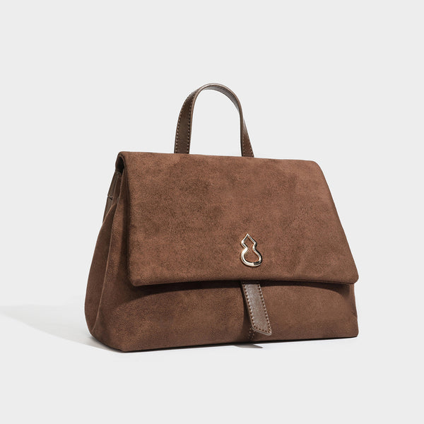 Strukturierte Klappentasche in matter Velourslederoptik mit goldfarbenen Emblem-Beschlägen, kurzem Tragegriff und verstellbarem Crossbody-Riemen
