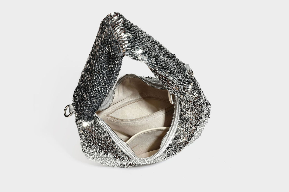 Hobo-Schultertasche in lässiger Tropfenform mit durchgehendem Metallic-Paillettenbesatz und silberfarbenen Beschlägen, Detailansicht 48