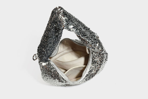 Hobo-Schultertasche in lässiger Tropfenform mit durchgehendem Metallic-Paillettenbesatz und silberfarbenen Beschlägen, Detailansicht 48