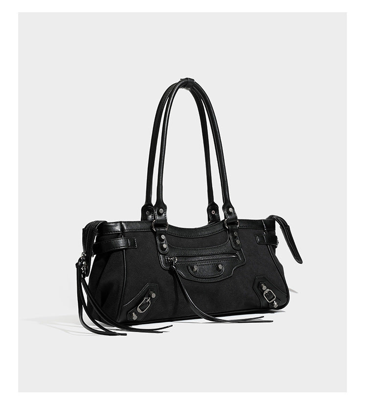 Strukturierte Vintage-Schultertasche im Moto-Stil mit matten Einsätzen in Velourslederoptik, Besatz in Lederoptik, dunkel silberfarbenen Nieten und vorderem Reißverschluss