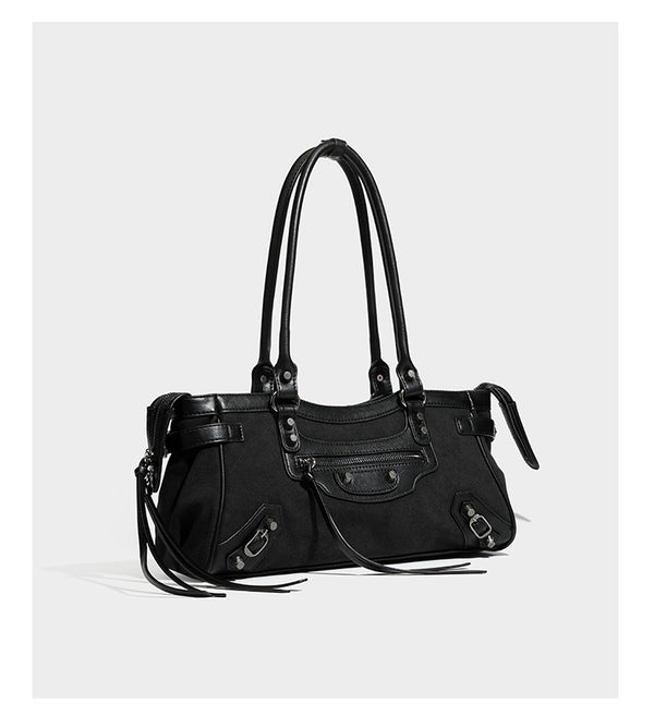 Strukturierte Vintage-Schultertasche im Moto-Stil mit matten Einsätzen in Velourslederoptik, Besatz in Lederoptik, dunkel silberfarbenen Nieten und vorderem Reißverschluss