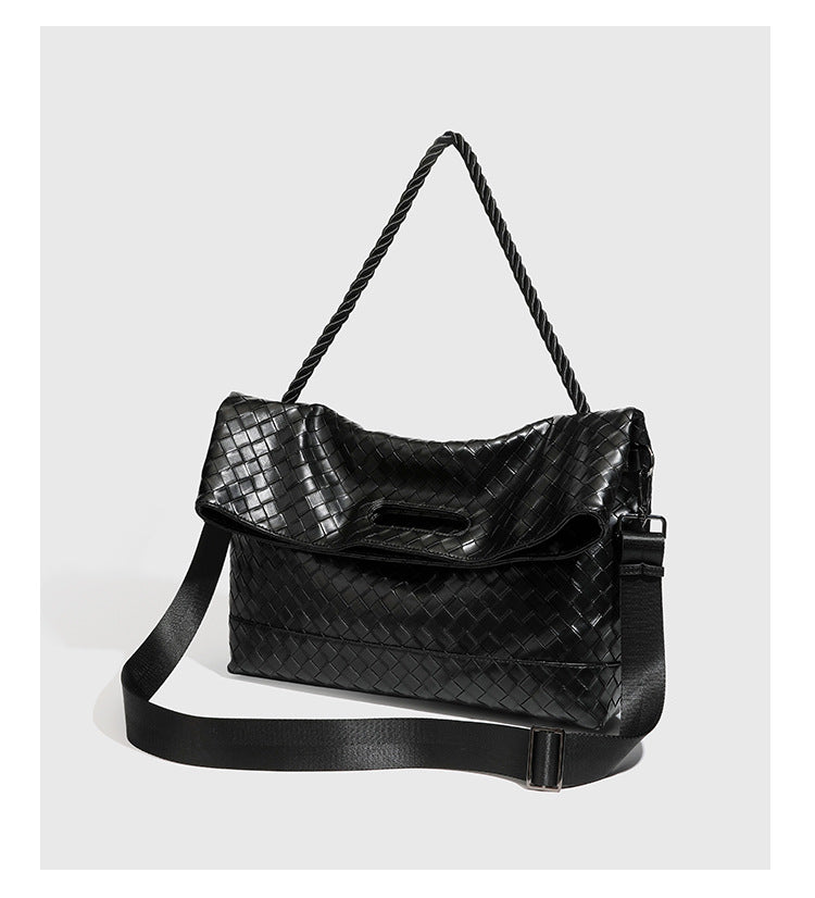 Große schwarze gewebte Schultertasche in Lederoptik mit geflochtenem Henkel, Überschlagverschluss und verstellbarem Crossbody-Riemen, Detailansicht