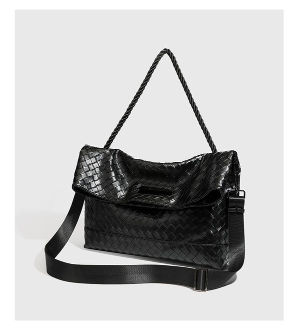Große schwarze gewebte Schultertasche in Lederoptik mit geflochtenem Henkel, Überschlagverschluss und verstellbarem Crossbody-Riemen, Detailansicht