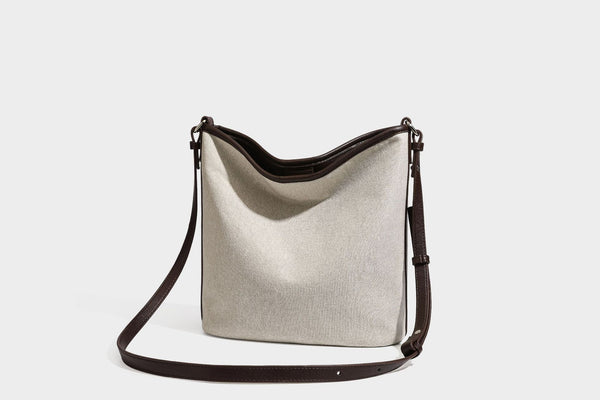 Oatfarbene Canvas-Schultertasche mit dunkelbraunem Besatz in Lederoptik, langem verstellbarem Riemen und angebrachter Mini-Tasche mit Überschlag, Detailansicht