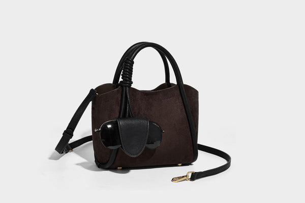 Kleine, strukturierte Tote-Bag mit offenem Oberteil aus dunkelbraunem, mattem Velourslederimitat, schwarzen geknoteten Tragegriffen und aufgesetzter Frontpartie