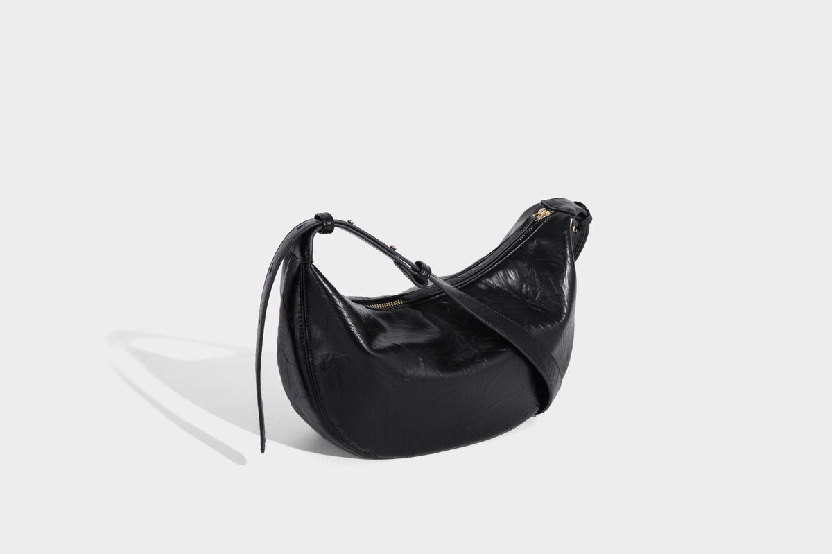Glänzende, gekräuselte Halbmond-Schultertasche mit goldfarbenen Emblem-Beschlägen und verstellbarem Riemen, Detailansicht 26