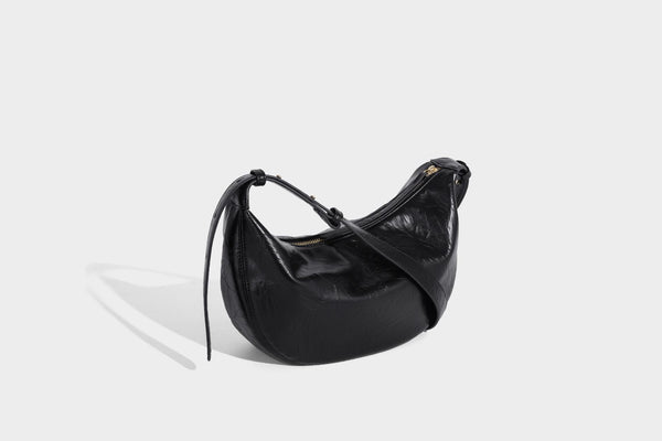 Glänzende, gekräuselte Halbmond-Schultertasche mit goldfarbenen Emblem-Beschlägen und verstellbarem Riemen, Detailansicht 26