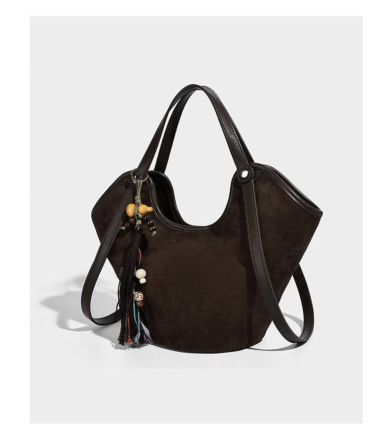 Dunkelbraune Hobo-Schultertasche mit matter Velourslederoptik, geschwungener Silhouette mit offenem oberen Abschluss, zwei Schulterriemen und abnehmbarem