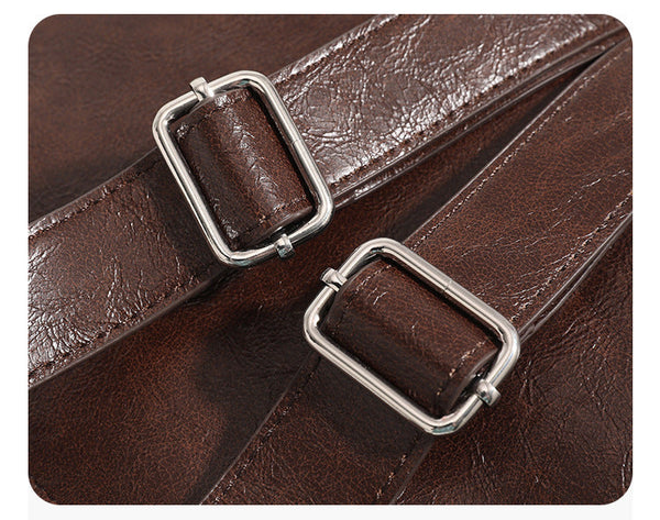 Strukturierte Rucksacktasche mit Überschlag in Used-Lederoptik, seitlichen Kordelzügen und silberfarbenen Metalldetails, Detailansicht