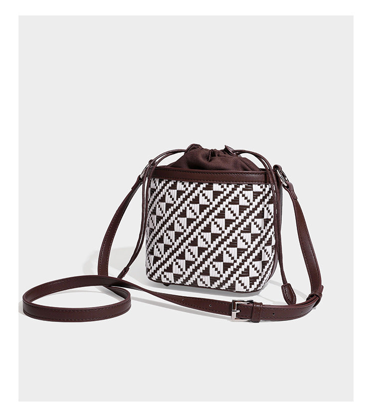 Kleine gewebte geometrische Bucket-Bag mit geflochtenem Henkel in Lederoptik und Kordelzugverschluss im zweifarbigen Muster aus Braun und Weiß