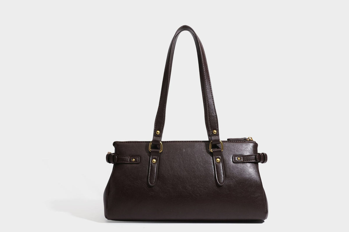 Strukturierte dunkelbraune Satchel-Tote in Lederoptik mit Ringverschluss in Antikgold-Optik, zwei Henkeln und seitlichem Riemen mit Schnalle