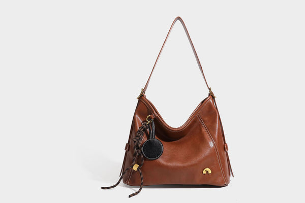 Lässige Hobo-Schultertasche mit glatter Oberfläche in Lederoptik, kontrastierenden Steppnähten, antikgoldfarbenen Metallelementen und, Detail