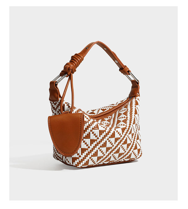 Kleine schwarz-weiße Schultertasche mit gewebtem geometrischem Muster, glatter dunkelbrauner Besatz aus Lederoptik, geknotetem verstellbarem Riemen und seitlichem