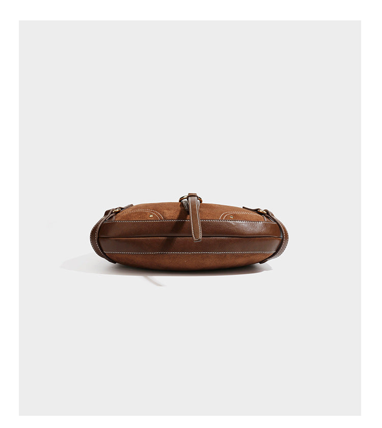 Halbmondförmige Schultertasche in hellbrauner Velourslederoptik mit weißen Kontrastnähten, goldfarbenen Schnallen und