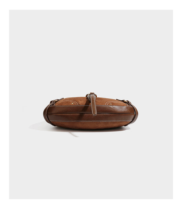 Halbmondförmige Schultertasche in hellbrauner Velourslederoptik mit weißen Kontrastnähten, goldfarbenen Schnallen und