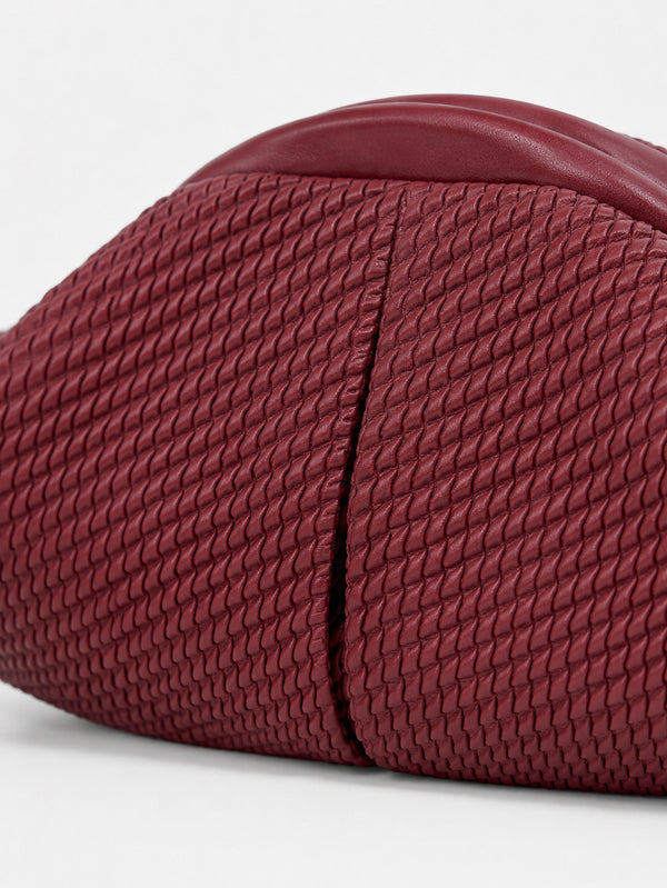 Abgerundete Clutch in Flechtoptik mit glatter kontrastierender Paspelierung und Reißverschluss in tiefem Burgunderrot, Detailansicht 14