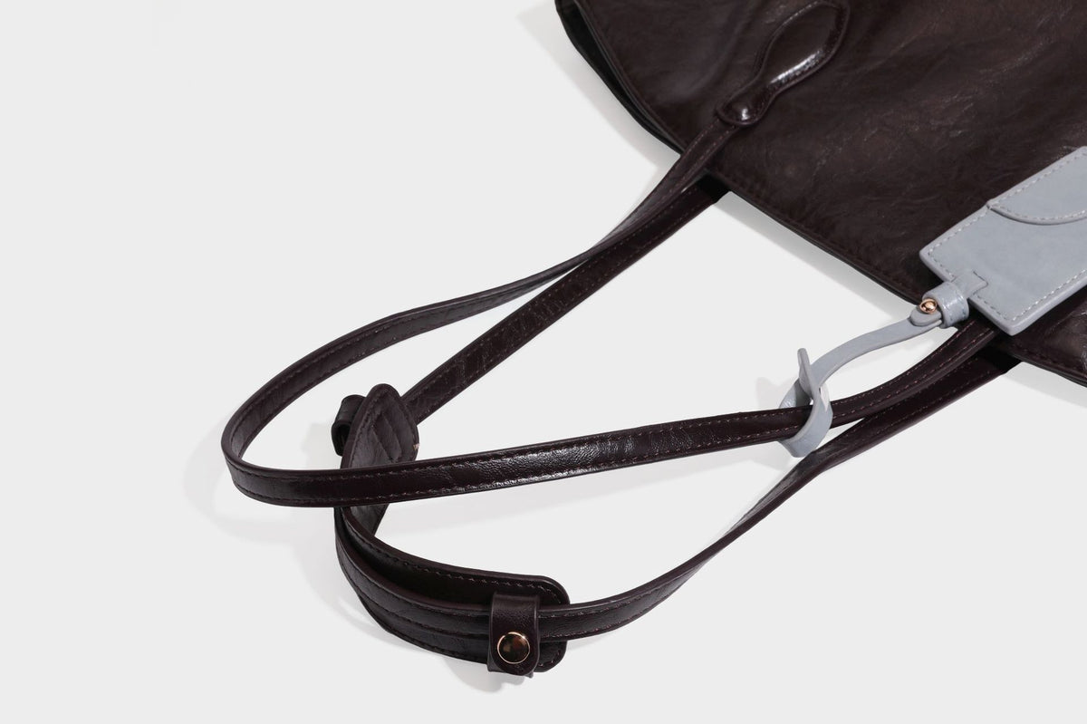 Übergroße, lässig fallende Tote-Bag aus glänzendem, geknittertem Lederimitat in dunklem Burgunderrot mit zwei langen Schulterriemen und kontrastierendem