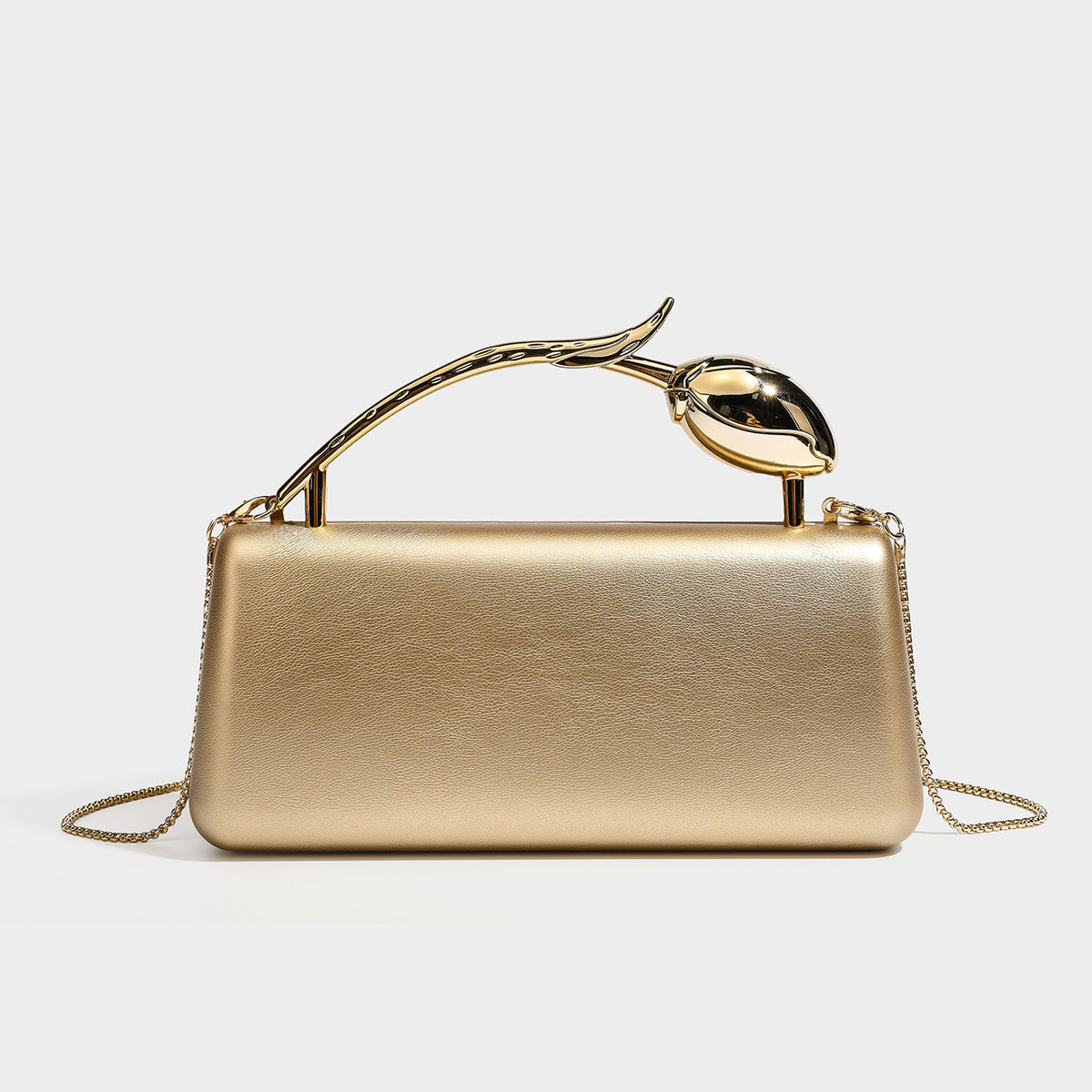 Strukturierte rechteckige Clutch mit Tragegriff in Form einer Rose in Goldoptik und abnehmbarem Kettenriemen in Metallic-Optik, Detailansicht