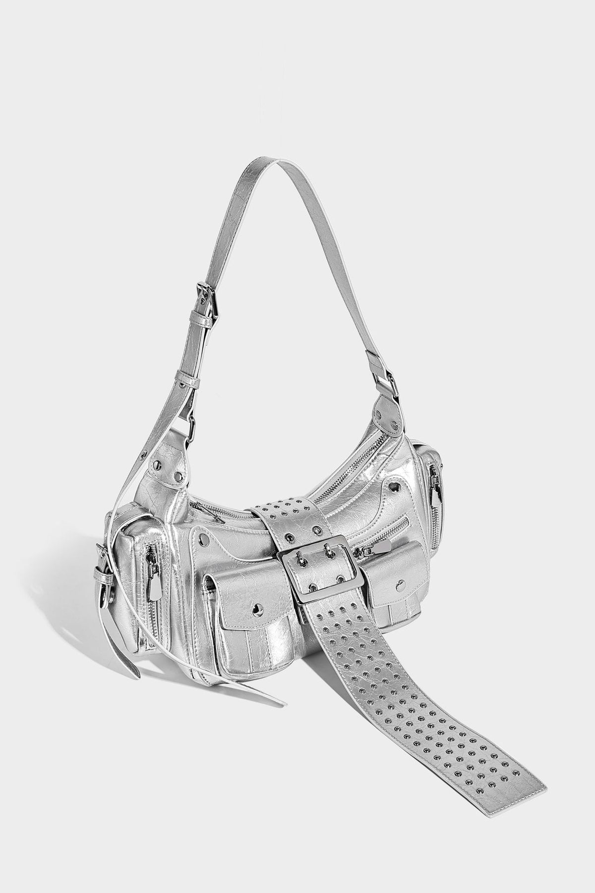 Halbmond-Schultertasche mit Nieten und Gürtelschnallen-Lasche, mehreren Vordertaschen und silberfarbenen Beschlägen, Detailansicht 26
