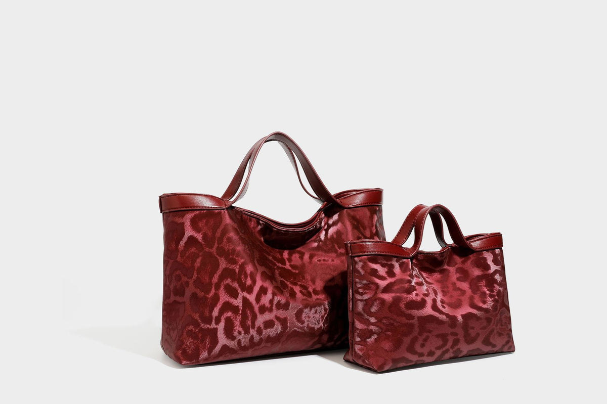 Glänzende Tote-Bag mit Leopardenmuster, dunkelbraunem Besatz in Lederoptik und zwei Tragegriffen, Detailansicht 41