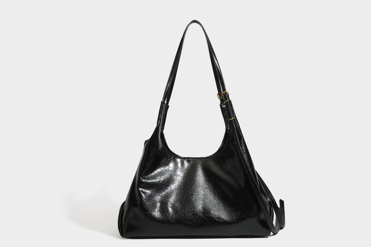 Locker fallende Hobo-Schultertasche mit offenem Oberteil aus glänzendem, geknautschtem Lederimitat in Dunkelbraun, mit schmalem verstellbarem Riemen und goldfarbenem