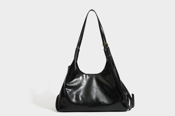 Locker fallende Hobo-Schultertasche mit offenem Oberteil aus glänzendem, geknautschtem Lederimitat in Dunkelbraun, mit schmalem verstellbarem Riemen und goldfarbenem