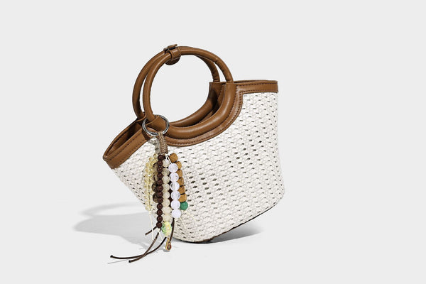 Kleine gewebte Beuteltasche in Tanbraun mit rundem Henkel aus Lederimitat, Quastenanhänger mit Perlen und abnehmbarem Crossbody-Riemen