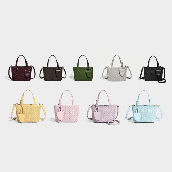 Kleine formstabile Tote-Tasche in gewebter Lederoptik mit geknoteten Henkeln, abnehmbarem Schulterriemen und herabhängendem Mini-Element an der Vorderseite