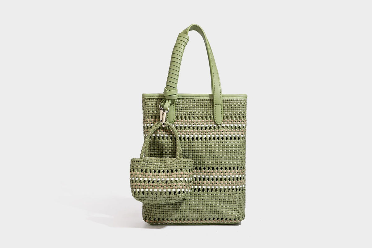 Kleine, formstabile Korb-Shopper-Tasche aus geflochtenem Material mit umwickelten Griffen in Lederoptik und silberfarbenen Verschlussbeschlägen, Detailansicht 33