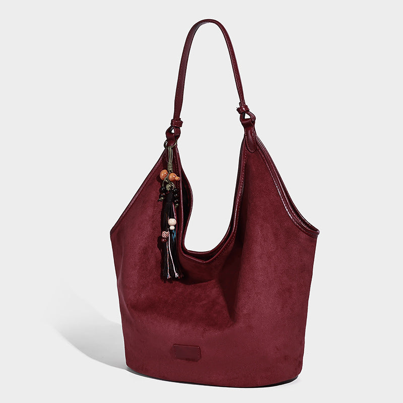 Lässig fallende Hobo-Schultertasche in matter Velourslederoptik mit offenem Überschlag und optionalem Quasten-Perlen-Anhänger, Detailansicht 8