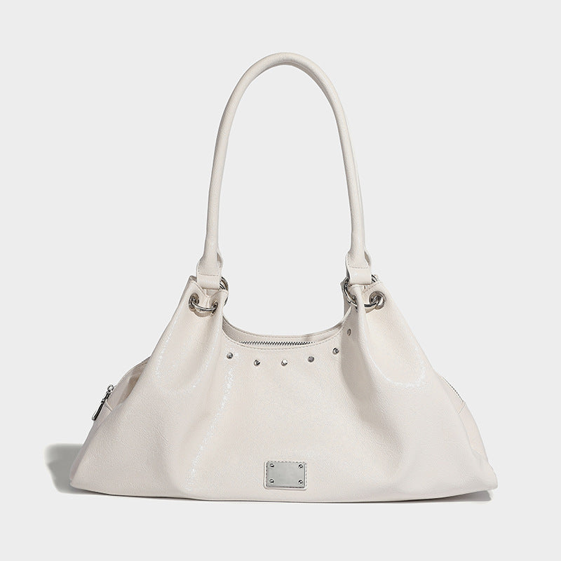 Lässig fallende Tote-Schultertasche in Trapezform mit glänzender, geknautschter Lederoptik, zwei geschlungenen Henkeln, Reißverschluss oben und