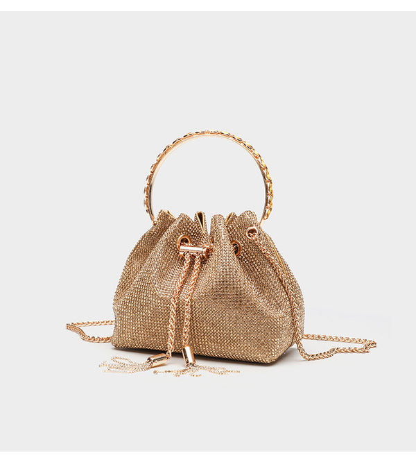 Kleine Beuteltasche mit rundum besetzter Strassverzierung, juwelenbesetztem Ringgriff und silberfarbener Schulterkette, Detailansicht 9