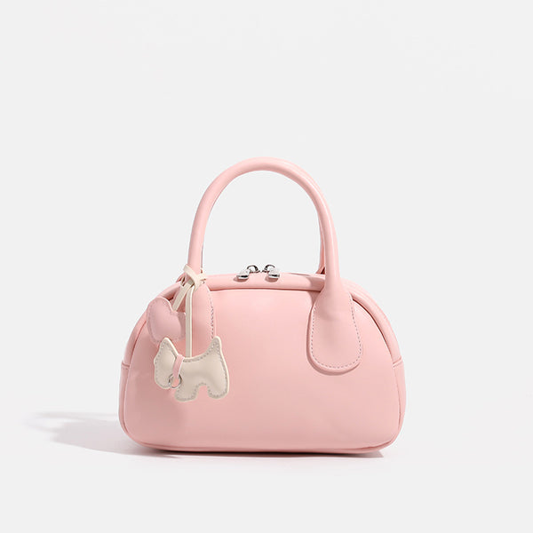 Mini-Handtasche in Kuppelform mit glatter Oberfläche in Lederoptik, zwei Tragegriffen, Reißverschluss oben, Beschlägen in Silberoptik und herabhängendem