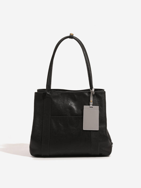 Strukturierte Trapez-Tote-Bag in dunkler Schokoladenbraun-Lederoptik mit langen Schulterriemen, vorderem Steckfach und Detailansicht