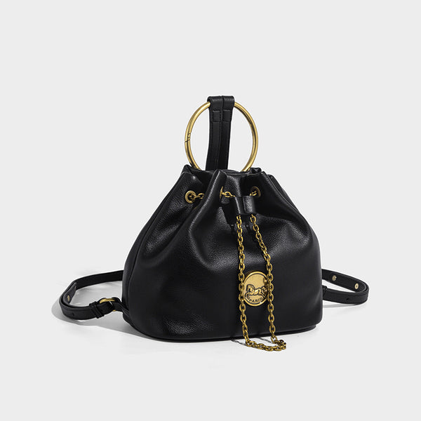 Kleine Bucket-Tasche aus genarbter Lederoptik mit goldfarbenem Ringhenkel, Kettenmedaillon als Akzent und verstellbarem Rucksack