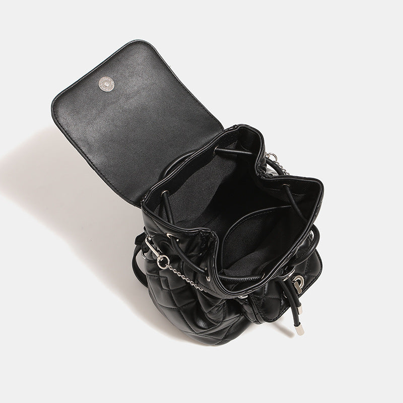 Kleiner gesteppter Rucksack in Lederoptik mit Rautensteppung, silberfarbenem Kettenelement, Vordertasche mit Drehverschluss und
