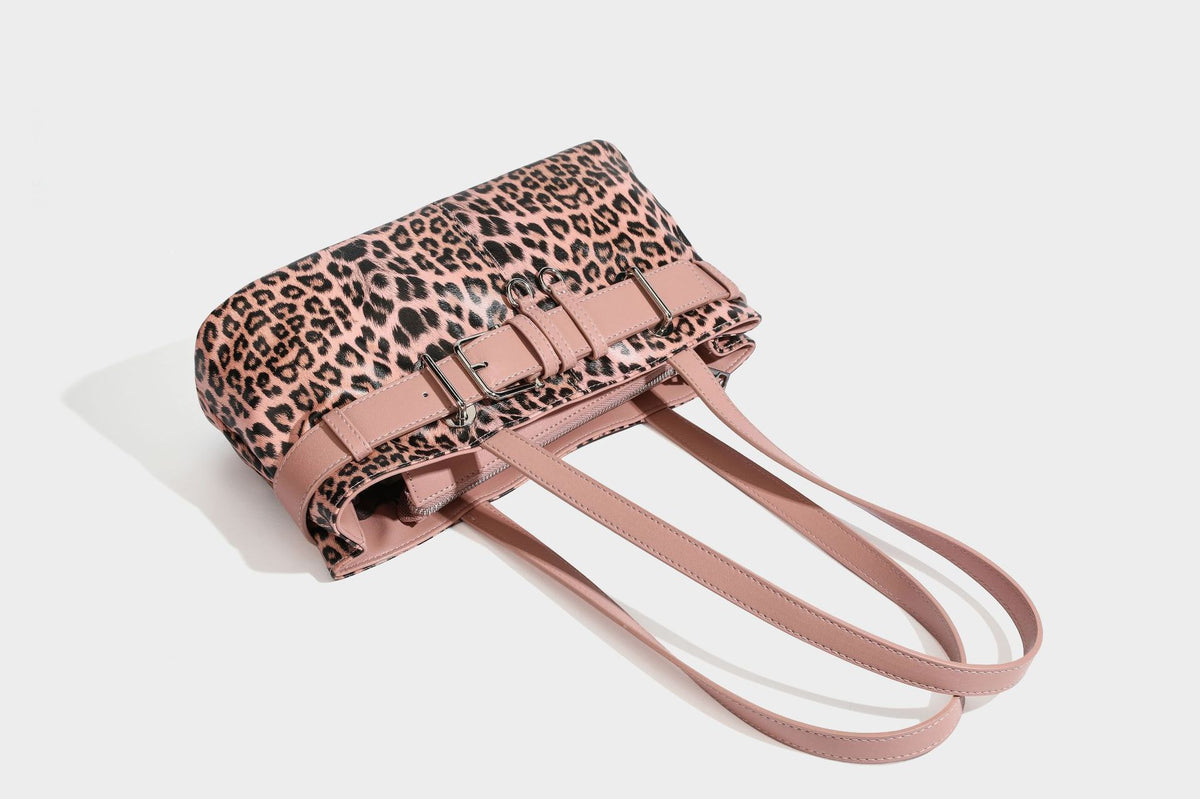 Strukturierte Schultertasche mit Leopardenmuster, Gürtelverschluss-Detail, zwei langen Riemen und silberfarbenen Metallbeschlägen, Detailansicht