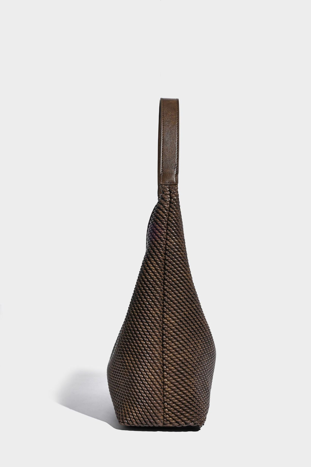 Weich fallende Hobo-Schultertasche in Braun mit Flechtoptik, Besätzen in Lederoptik und abnehmbarer Vordertasche mit Reißverschluss, Detailansicht 27