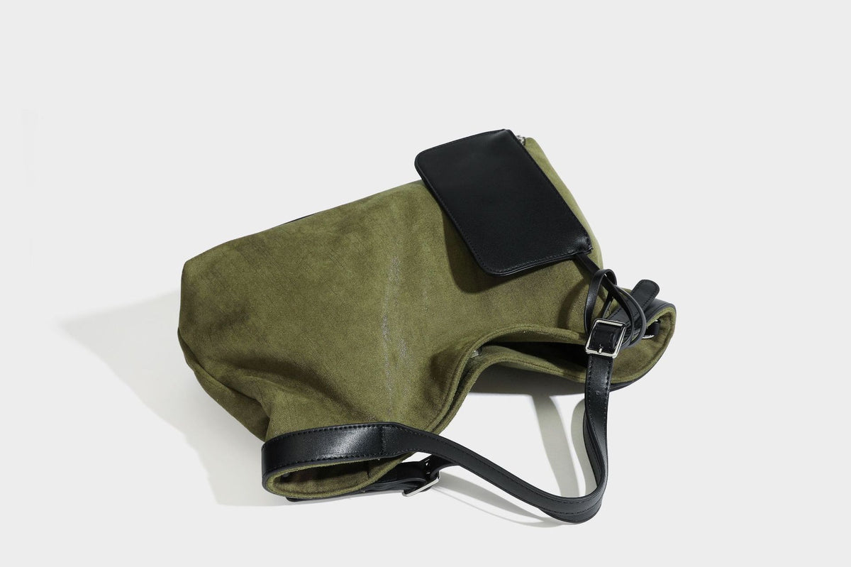 Weich fallender olivgrüner Shopper in Canvas-Optik mit Henkeln in schwarzer Lederoptik, abnehmbarem Reißverschlusstäschchen und silberfarbenen Beschlägen