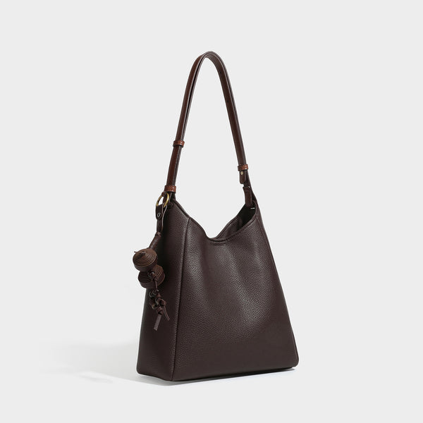 Dunkel espressofarbene Hobo-Schultertasche in genarbter Optik mit warm cognacfarbenem Besatz, verstellbarem schmalem Riemen, goldfarbenen Ringbeschlägen und geknotetem