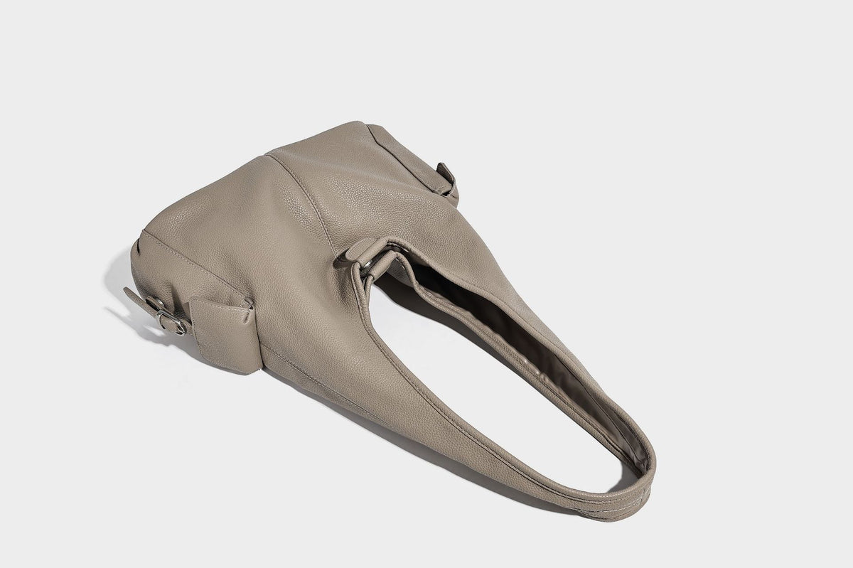 Große, lässig fallende Hobo-Schultertasche in genarbter Lederoptik mit langem Schulterriemen und seitlicher Klappentasche mit Metalldetail