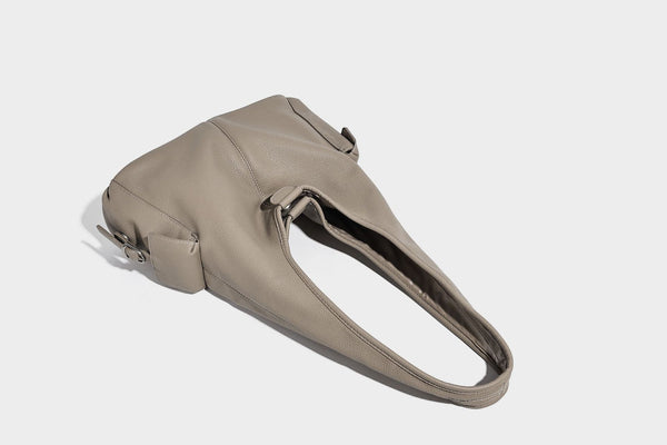 Große, lässig fallende Hobo-Schultertasche in genarbter Lederoptik mit langem Schulterriemen und seitlicher Klappentasche mit Metalldetail