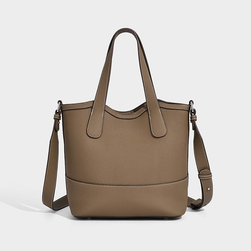 Strukturierte Tote-Bag in Karamellbraun mit genarbtem Finish, zwei Henkeln, abnehmbarem Schulterriemen und herausnehmbarem Reißverschluss