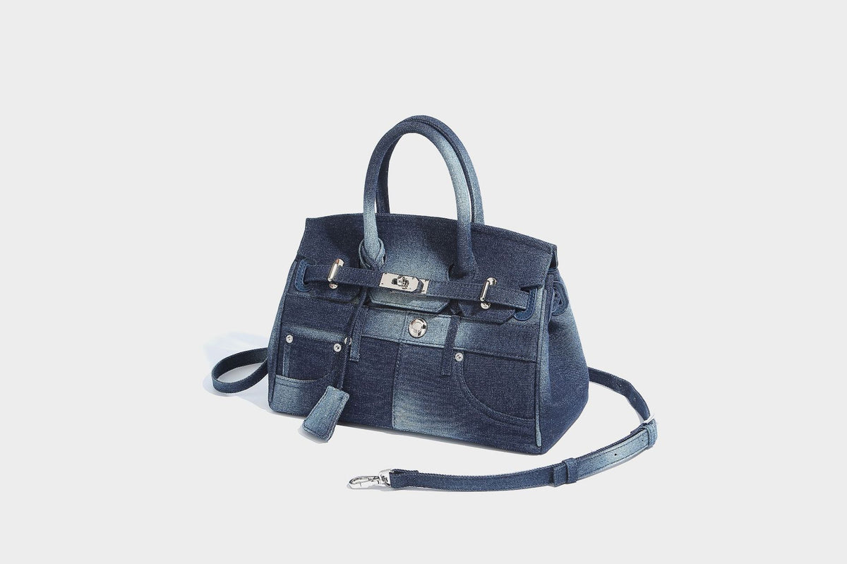Strukturierte Patchwork-Tasche aus gewaschenem Denim mit gerollten Henkeln, Klappverschluss mit Drehverschluss, aufgesetzten Fronttaschen und, Detailansicht