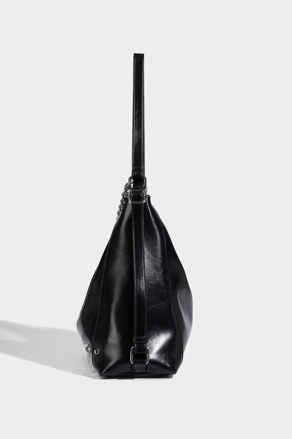 Glänzend schwarze Hobo-Shopper-Tasche mit silberfarbenem Kettenakzent, Reißverschluss oben und langen Schulterriemen, Detailansicht 19