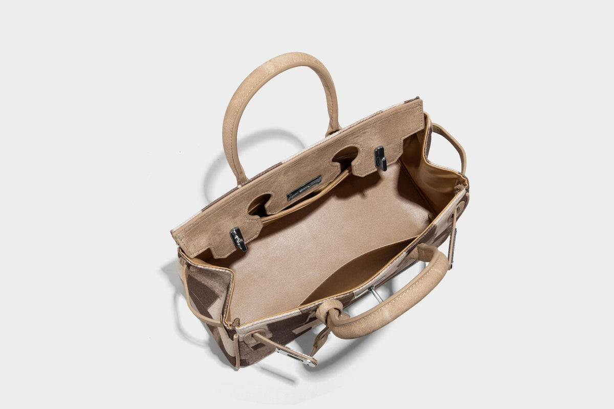 Strukturierte Patchwork-Henkeltasche mit zwei Tragegriffen, Klappverschluss mit Drehverschluss und silberfarbenen Beschlägen, Detailansicht 34