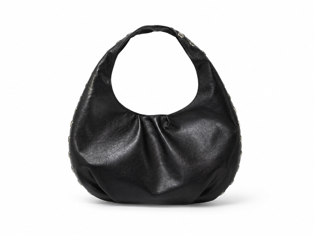 Schwarze Hobo-Bag in Lederoptik mit silberfarbenen Kuppelnieten entlang der Seitenaht und einem breiten einzelnen Tragegriff oben, Detail