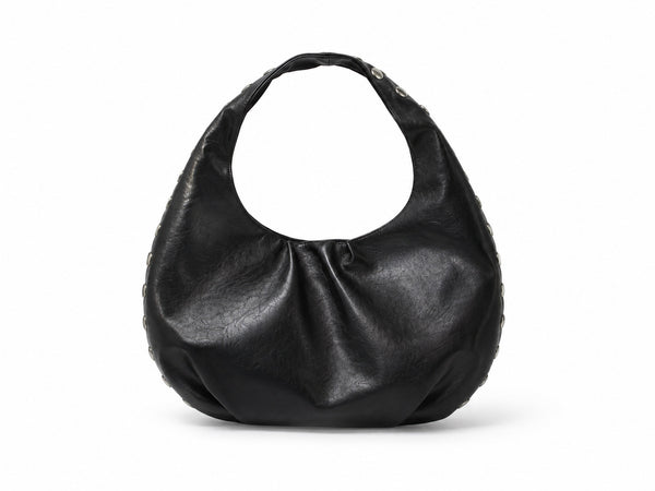 Schwarze Hobo-Bag in Lederoptik mit silberfarbenen Kuppelnieten entlang der Seitenaht und einem breiten einzelnen Tragegriff oben, Detail